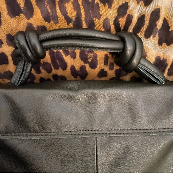 Via Mia Verao Crossbody Bag w/unique knotted handle - Picture 4 of 13